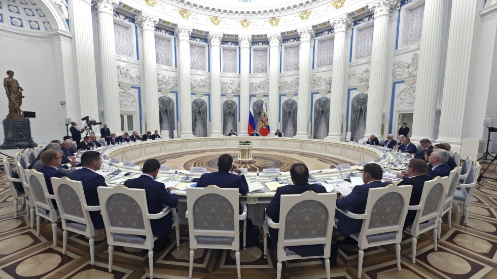 Rysslands president Vladimir Putin leder ett rådsmöte i Moskva. Myndigheter fortsätter att angripa mänskliga rättighetsorganisationer i landet.