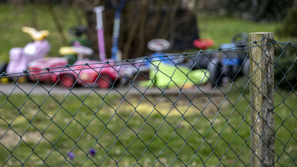 Leksaker bakom staketet runt trädgården där flickan bodde med sin familj i en ort i Eslövs kommun. Arkivbild.
