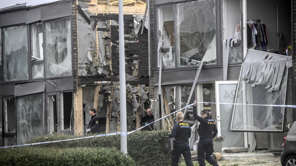 En kraftig explosion inträffade tidigt på torsdagsmorgonen i Fullerö vid Storvreta utanför Uppsala. En kvinna i 25-årsåldern har dött i samband med händelsen.