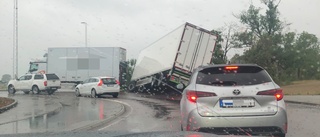 Lastbil med släpvagn hamnade i diket vid rondell i Kallerstad 