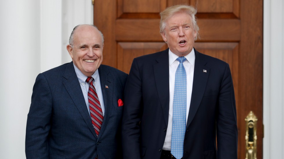 Den huvudåtalde efter statskuppsförsöket, förre presidenten Donald Trump, tillsammans med sin hantlangare, den i åtalet som medbrottsling omnämnde Rudy Giuliani, tidigare borgmästare i New York (tv) 