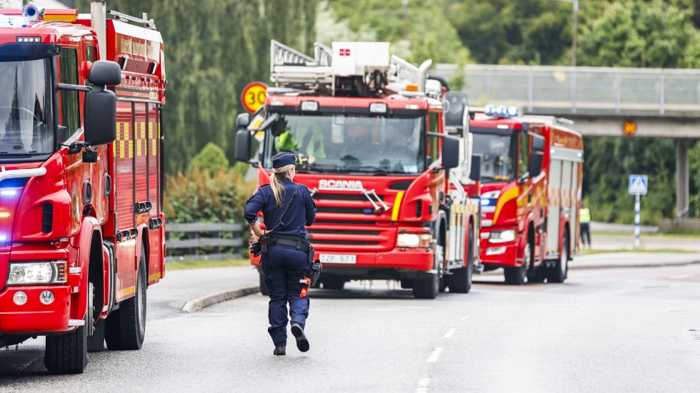 Det började brinna kraftigt i en radhuslänga i Saltsjöbaden i Nacka, utanför Stockholm vid tiotiden på måndagsförmiddagen.
