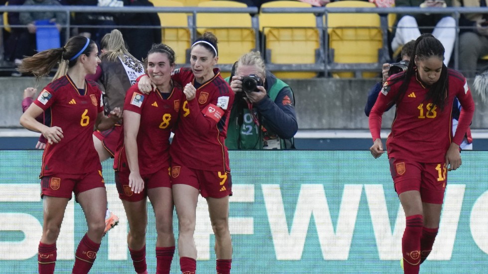 Aitana Bonmatí och Mariona Caldentey, etta och tvåa från vänster, är två av de spanska spelarna som länge bojkottade landslaget, men som återvände för att spela VM. På bilden firar dem Caldenteys 1–0-mål i kvartsfinalen mot Nederländerna.