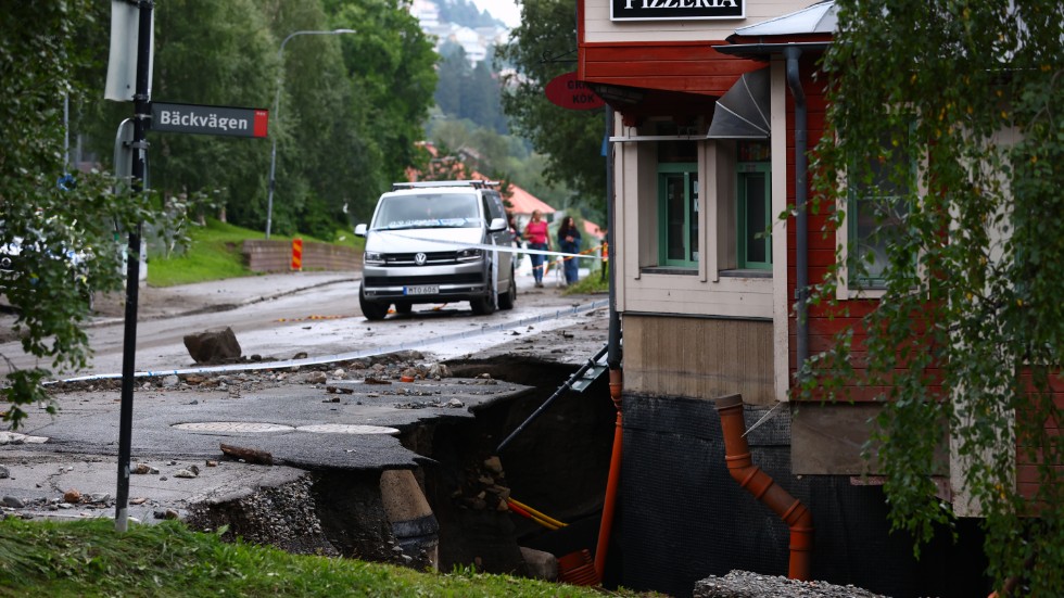 En kebabrestaurang svävar i luften efter översvämningen i Åre. Stora mängder vatten har forsat genom byn och jord och vatten har trängt in i fastigheter.