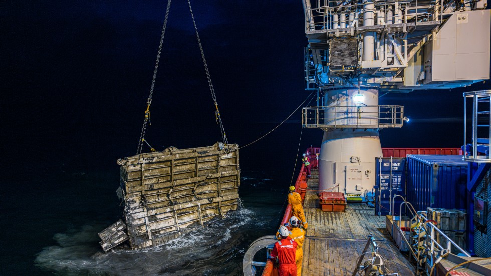 Bärgningen av bogrampen från vraket Estonia, från fartyget Viking Reach, på plats vid förlisningsplatsen för undersökningen av fartyget Estonia.