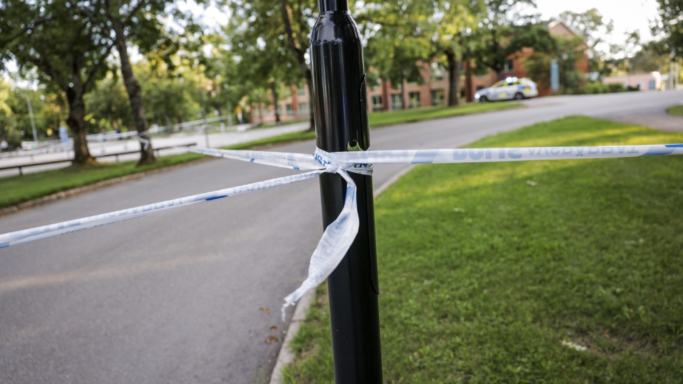 Polisen har upprättat stora avspärrningar vid Mellringeskolan i Örebro.
