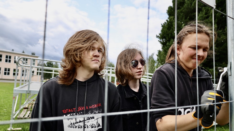 Casper Holmgren, Leo Dixon, and Noah Jonsson Bergström from the band Uncontained Hatred will open the festival on Friday. First, they just need to build it. Frans Sorsén is missing from the picture.