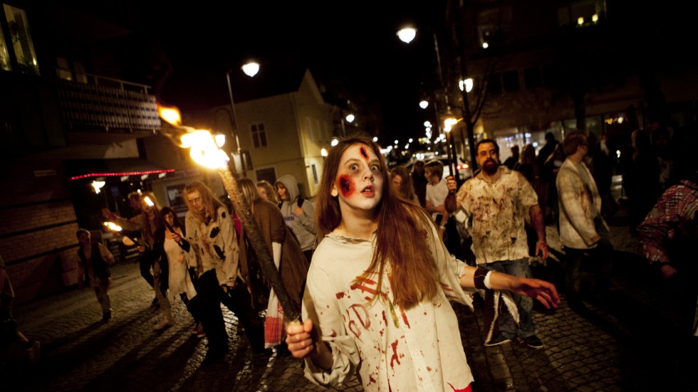 Zombiepromenad i Katrineholm för tio år sedan. I fiktionen finns det sådant som fascinerar. Men det säger också något om vår samtid. 