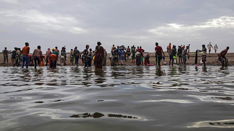 Varje år försöker tusentals migranter från Afrikas horn ta sig via Jemen till oljerika gulfstater. På bilden syns människor från Etiopien gå i land på en strand i Jemen 2019. Arkivbild.