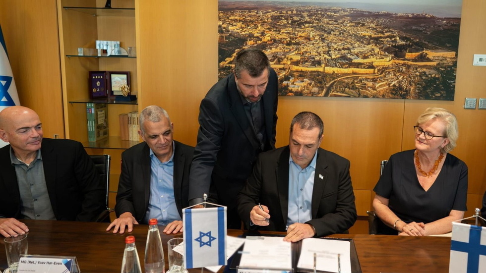 Vid undertecknandet deltog bland andra Finlands Israel-ambassadör Nina Nordström, längst till höger.