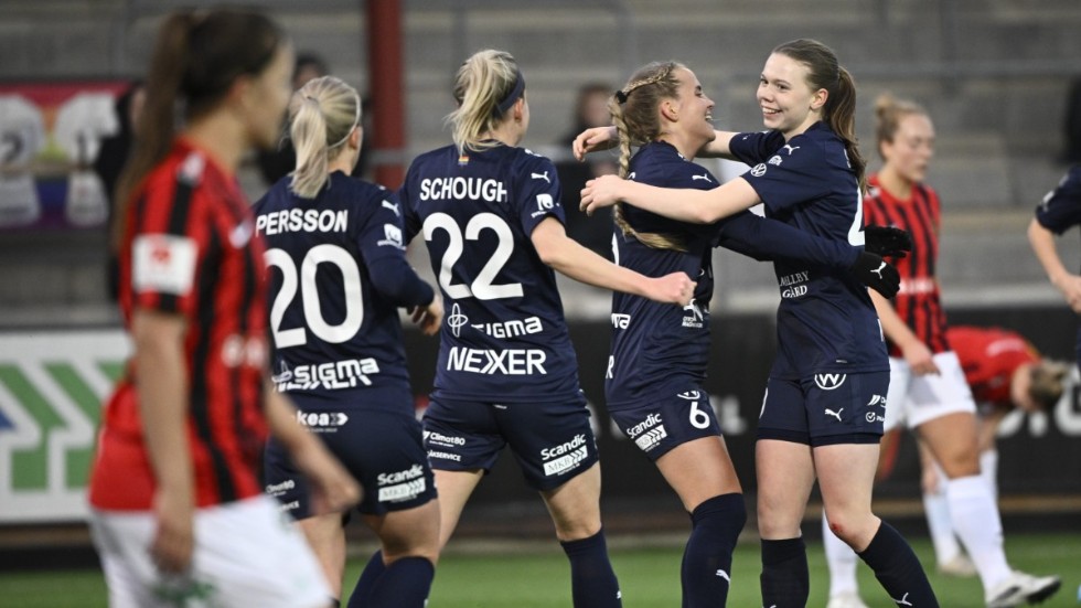 Rosengårds Bea Sprung (till höger) jublar med sina lagkamrater efter att 17-åringen satt 1–0 hemma mot Brommapojkarna i premiären.