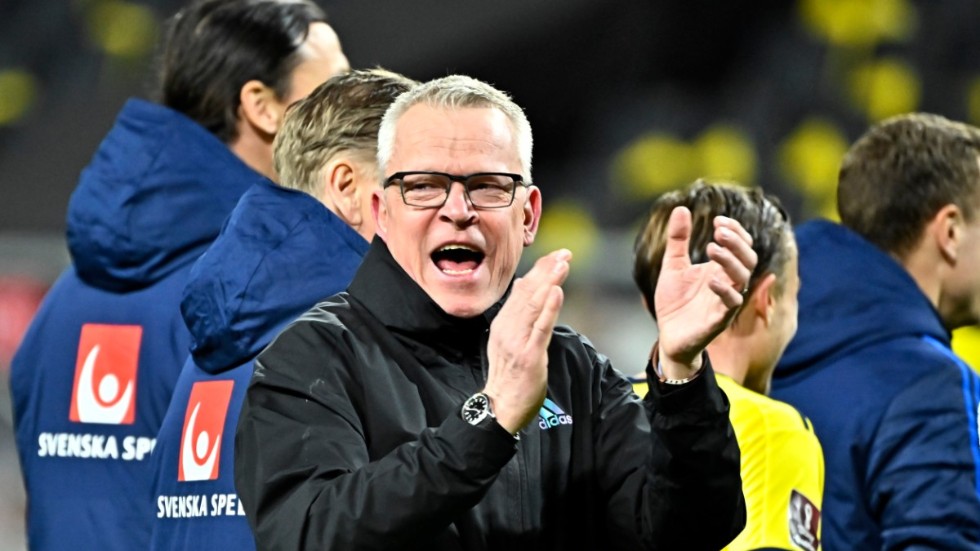Janne Andersson jublar och applåderar efter 1–0-segern mot Tjeckien i förlängning.