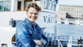 Västervikstjej åker till Stockholm och försvinner i ny feelgoodroman av Christoffer Holst
