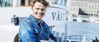 Västervikstjej åker till Stockholm och försvinner i ny feelgoodroman av Christoffer Holst