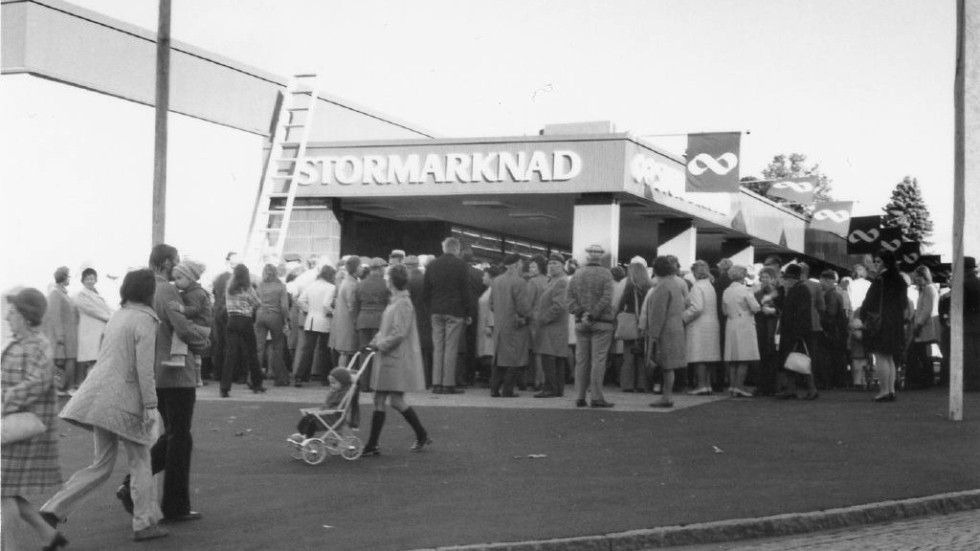 Det var en stor folksamling utanför entrén när nya Domus Stormarknad invigdes i Vimmerby onsdagen den 27 september 1972. På www.vimmerbytidning.se hittar ni fler bilder från invigningen.