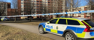 Skottlossning i Årby – en person förd till sjukhus ✓Utreds som mordförsök ✓"Min dotter vågar inte gå till pizzerian längre"