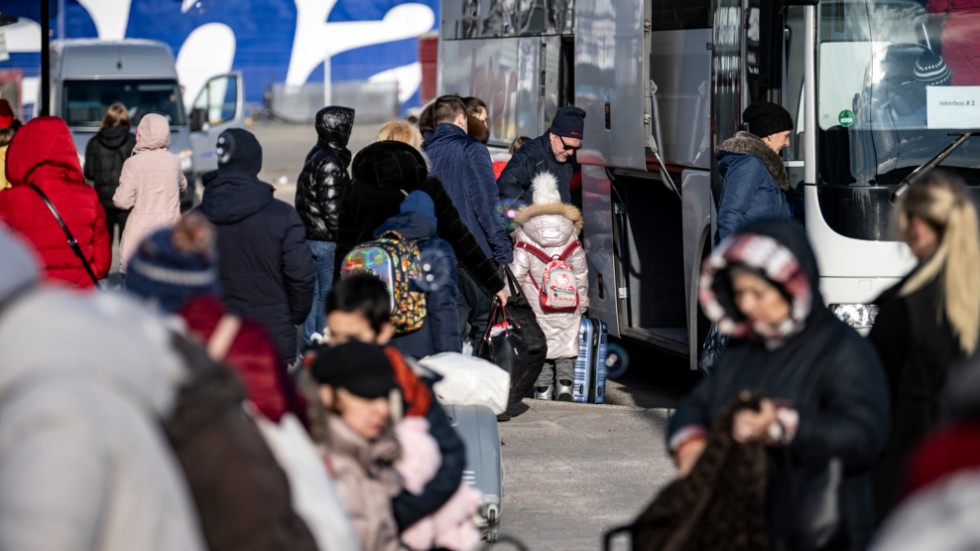 
Ukrainska flyktingar väntar på vidare transport med buss i hamnen i Karlskrona. Östergötlands kommuner kan nu erbjuda cirka 2 000 ukrainare en tillfällig bostad. 

