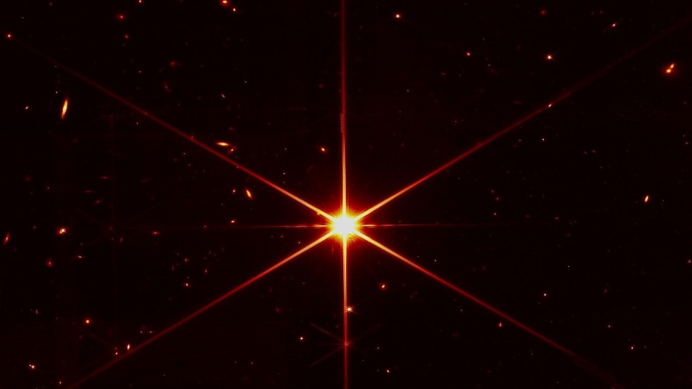 James Webb-teleskopet tog denna bild i mars. Den använde stjärnan med namnet 2MASS J17554042+6551277 för att ställa in skärpan och kalibrera de 18 speglar som fångar in infraröda våglängder.