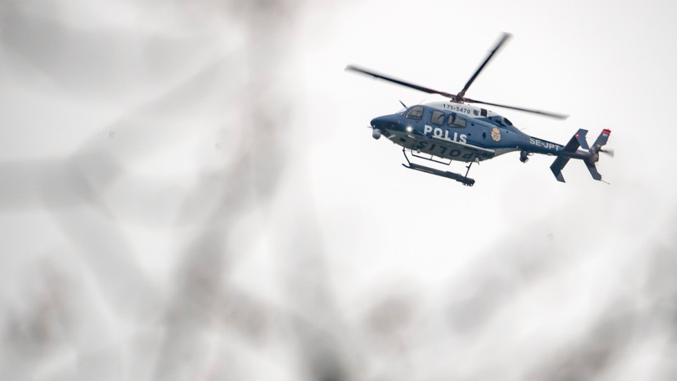 Helikoptrar deltog i sökandet efter mannen som nu hittats död. Arkivbild.