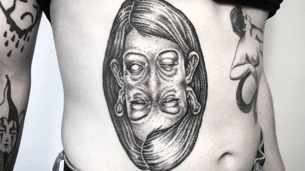 En tatuering som Liv Astrid Kvamsdal gjort med stick and poke-teknik. "Man kan säga att jag har två personligheter i mitt skapande", säger hon.