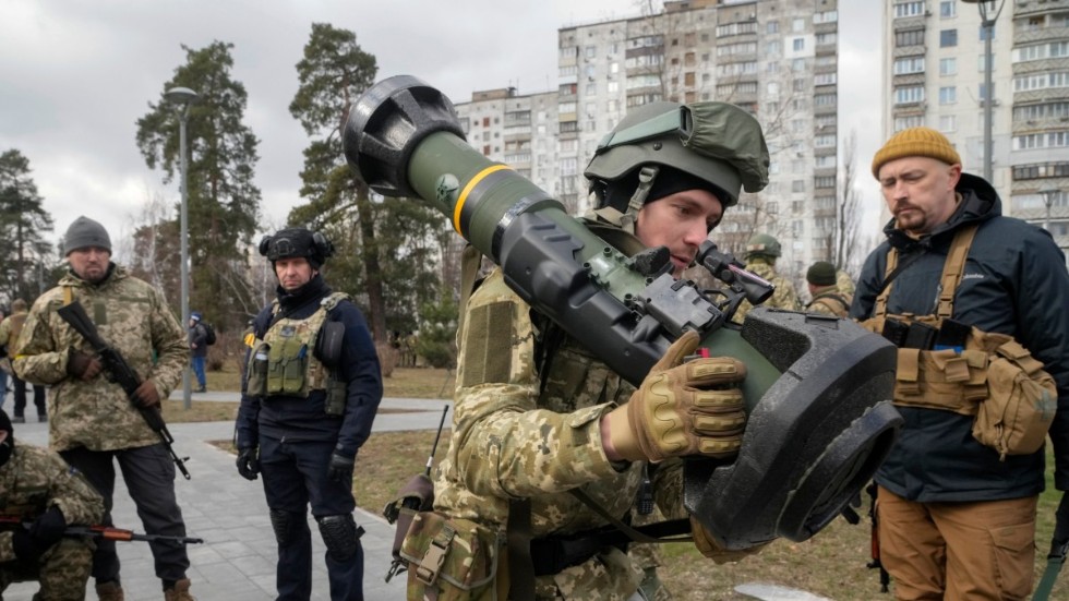 En ukrainsk soldat med svenskkonstruerade Robot 57 i en av Kyivs norra förorter.