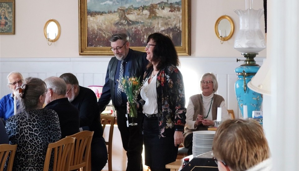 Marita Forsman avtackades efter sex år som föreningens sekreterare av ordförande Carl-Inge Gustavsson. Foto: Erica Månsson