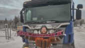 Lastbilschaufförens fina stöd i förarhytten – 80 mil från Strängnäs: "Varför ska den ligga hemma? Bättre att den syns"