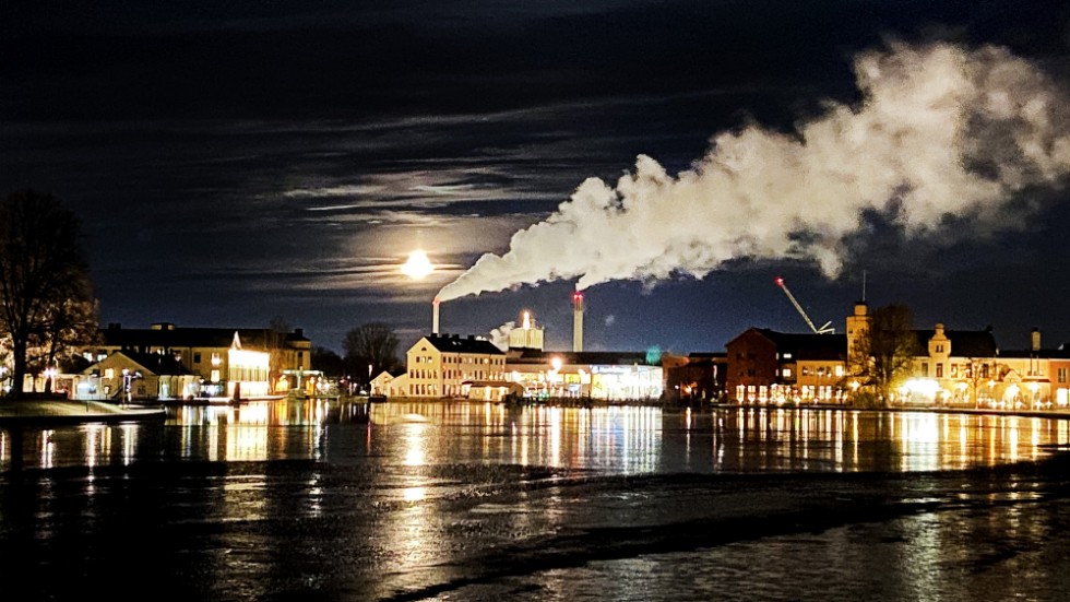 Förtroende och heder står på spel, anser skribenten. Bilden är från centrala Eskilstuna med kraftvärmeverkets stora skorstenar i bakgrunden.