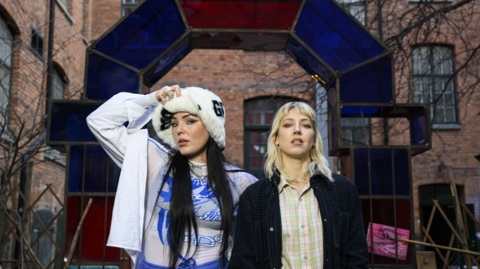 Pop queens Miriam Bryant and Veronica Maggio join musical forces. In July and August, they will tour seven cities in Sweden together.