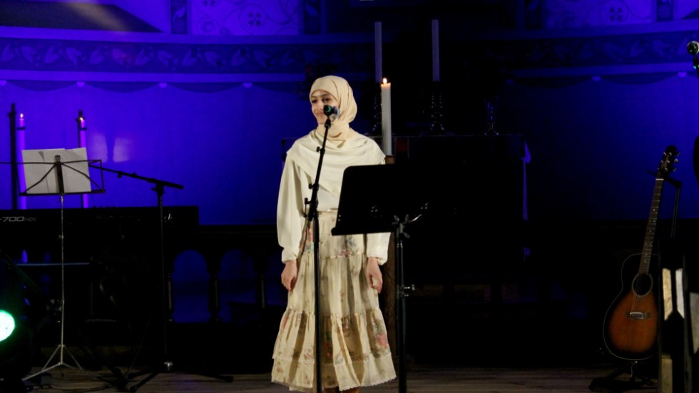 Amena Alsameai framförde bandet Kents låt "Kärlek väntar".