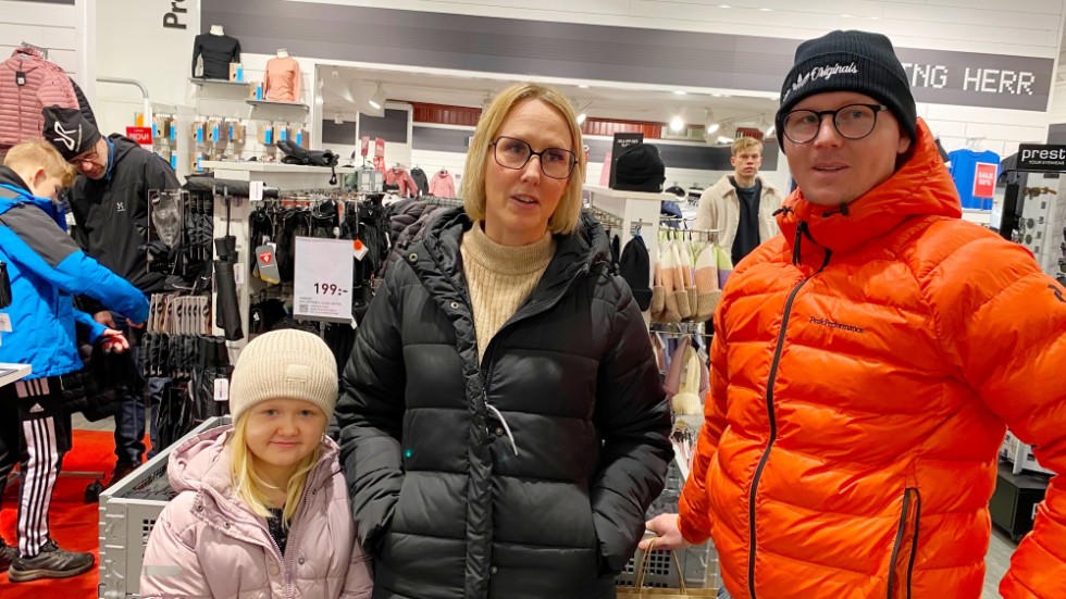 Camilla Kronstrand, Ricky Gustafsson och Aprilia Aspenskog passade på att fynda när mellandagsrean drog i gång i en del butiker i Vimmerby på annandagen. 