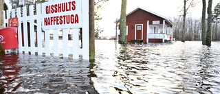 Översvämningar drabbar stugby – "sjön runt huset"