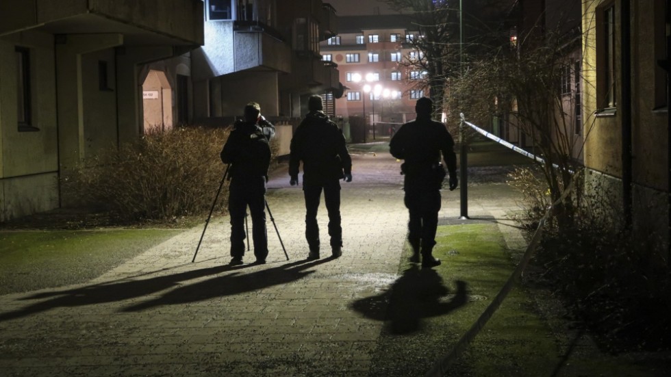 Polisens tekniker jobbade under lördagskvällen i ett bostadsområde efter uppgifter om en skottlossning i Enskede i södra Stockholm.