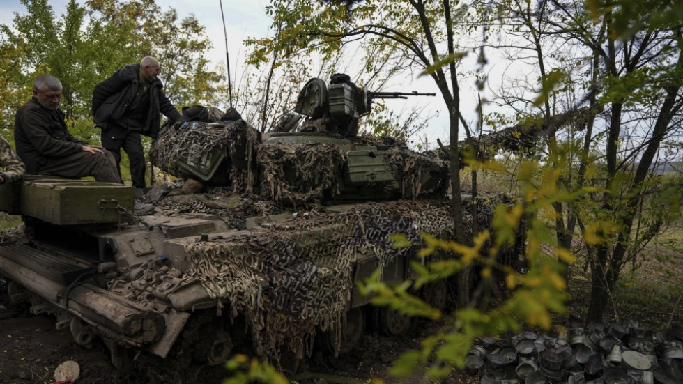 Ukrainska soldater på en stridsvagn av den sovjetiska modellen T-64, utanför Bachmut i östra Ukraina i oktober förra året. Arkivbild.
