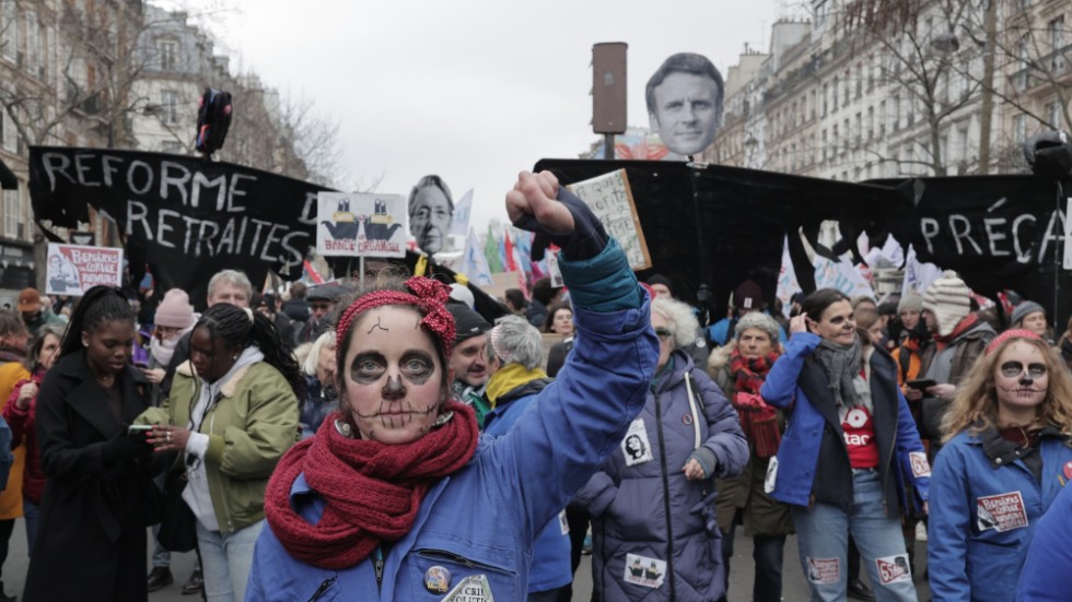 Protesterna i Frankrike mot att höja pensionsåldern från 62 till 64 år visar vad det handlar om, menar insändarskribenten. "Det handlar om en dragkamp om vem som ska skörda frukterna av vårt arbete. Och de senaste årtiondena har den ekonomiska eliten skrattat hela vägen till banken."