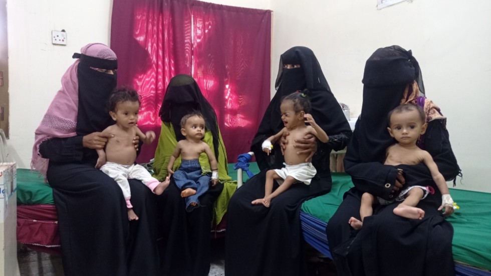 Fyra kvinnor med sina undernärda barn på ett sjukhus i al-Hudaydah i Jemen i oktober.