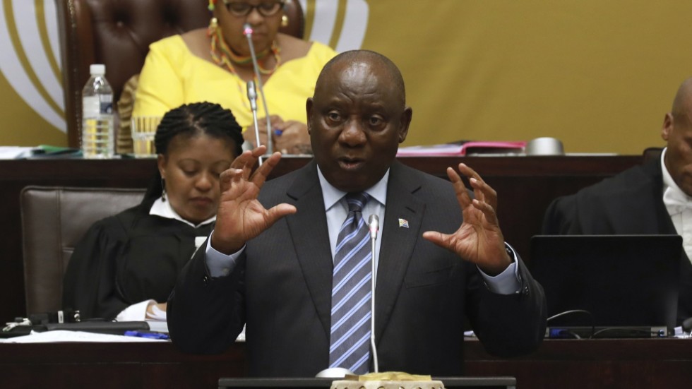 Cyril Ramaphosa försöker försvara sig mot anklagelserna i parlamentet i Kapstaden. Bild från i september.