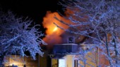 Branden släckt i villan: "Vi river tak nu" • Räddningstjänsten väntas vara kvar under natten