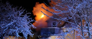 Branden släckt i villan: "Vi river tak nu" • Räddningstjänsten väntas vara kvar under natten