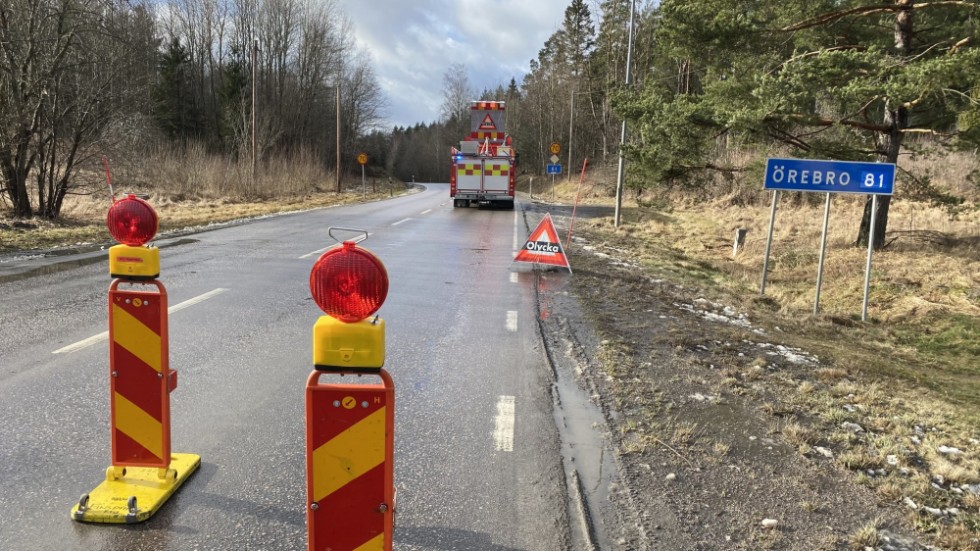 Lastbil tappade släpet under färd – vägen stängdes av