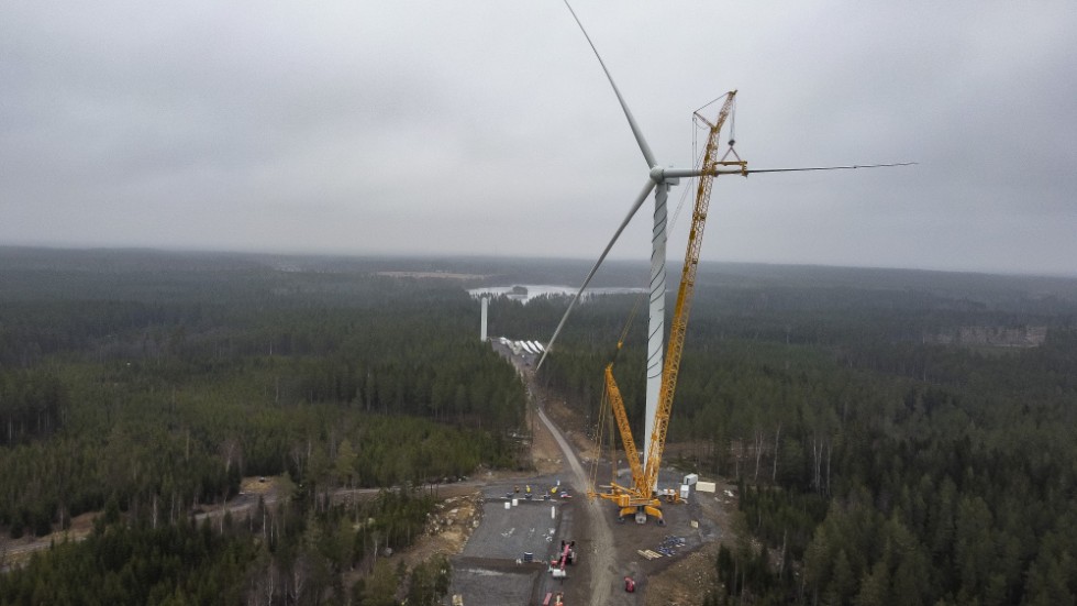 Debattörerna från Motvind Sverige manar människor på landsbygden att göra motstånd mot "industriell vindkraft."