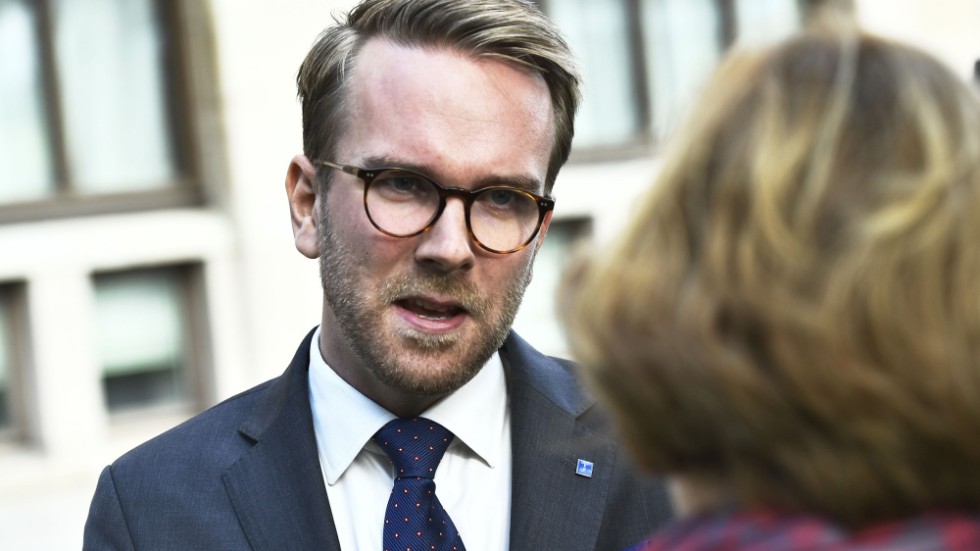 Bostadsminister Andreas Carlson säger till SVT att Bromma kan bli en omställningshub för elflyget och att det vore "direkt osmart" att avveckla flygplatsen i förtid. Arkivbild.