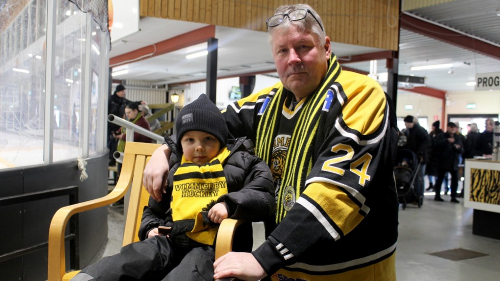 Anders Carlsson, som varit VH-supporter sedan barnsben, har tagit med barnbarnet Wille Elofsson på match. "Det är alltid spännande, hoppas det blir mycket folk och fart på läktaren så vi kan bidra med det.", säger Anders Carlsson. 