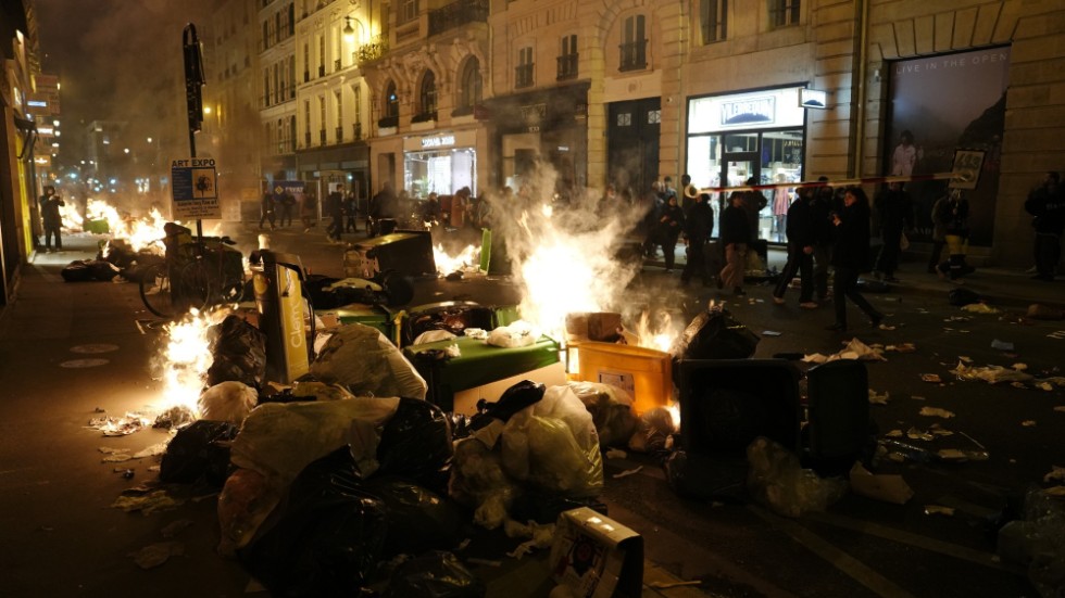 Sopor brinner i centrala Paris efter att demonstranter tänt eld på dem.