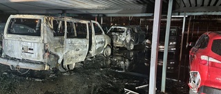 Brand i garagelänga – nio fordon skadades