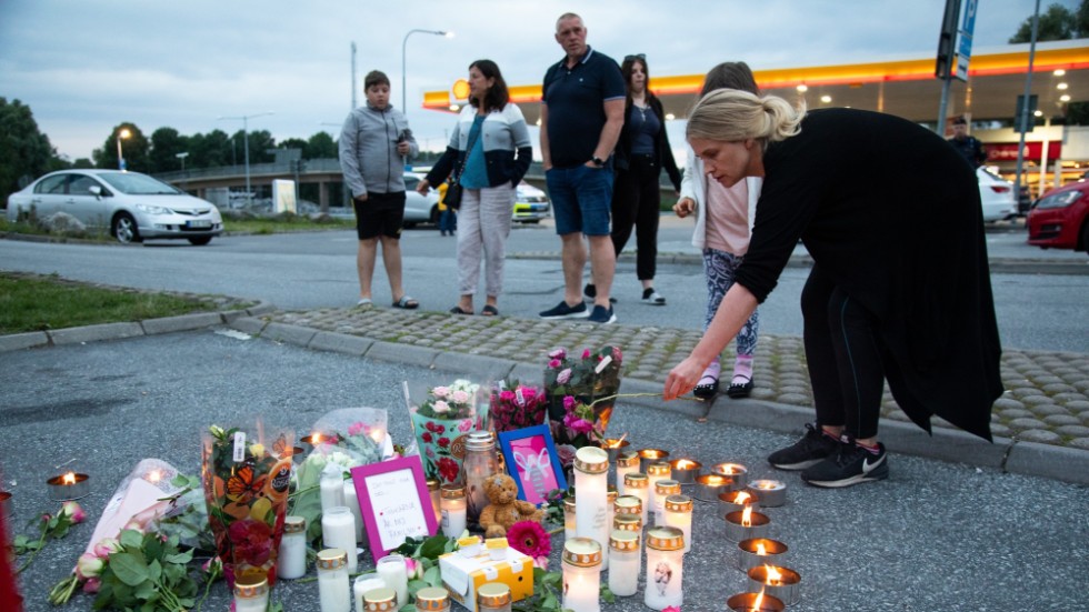 Blommor och ljus på platsen där tolvåriga Adriana sköts till döds i augusti 2020. Arkivbild.