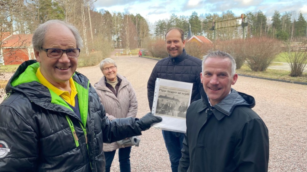 Rein, Ulla och Robert Soowik säljer nu fastigheten där familjen drivit turistboendet Smålandsbyn i 26 år. Köpare är Astrid Lindgrens Värld. "Det finns flera anledningar till att vi gärna köper den här fastigheten", säger vd:n Jocke Johansson.