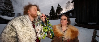 Vikingabröllop i Piteå: "Tårarna hängde i halsgropen – det var annorlunda och vackert"
