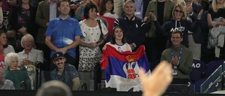 Djokovics pappa poserade med proryska fans