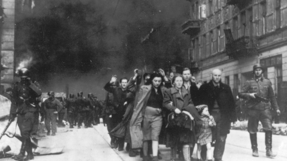 Polska judar leds bort för deportering av SS-soldater under upproret i gettot 1943. Arkivbild.